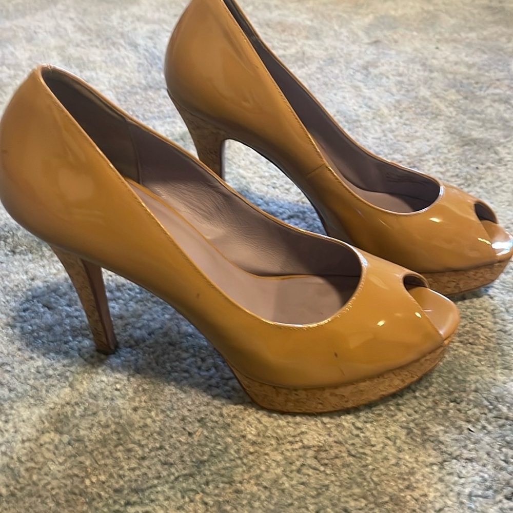 Cole haan tan patent leather platform heels with cork base heel